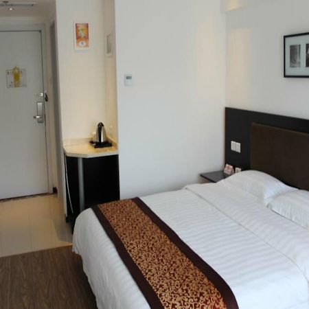 Super 8 Hotel Chaoyang Park South Dongfeng Road Пекин Экстерьер фото